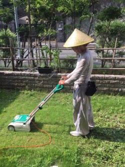 芝刈り施工中