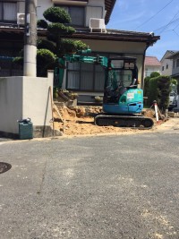 機械で掘削工事