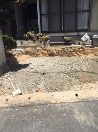 古い外壁をなくしたら整地