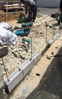 整地の後、新しく基礎を打ちブロックをたてます